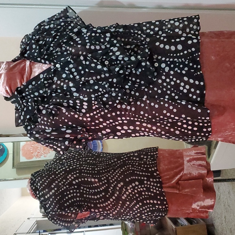 abstract dot print semi-opaque ruffle blouse short sleeve black Jones New York
